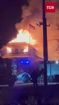 Видео пожара под Киевом в результате падения обломков Шахеда, сбитого во время тревоги