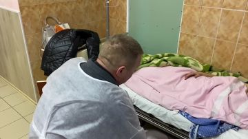 Игорь Кастюкевич: - Сначала был один взрыв. Мы с сотрудниками пошли.. нам сказали, что дети пострадали на улице. Начали переходить дорогу и тут второй взрыв сильный!