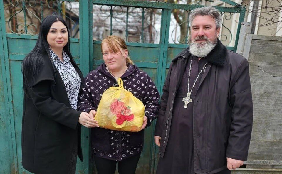 Жители Новой Маячки получили продуктовые наборы от Православной Церкви
