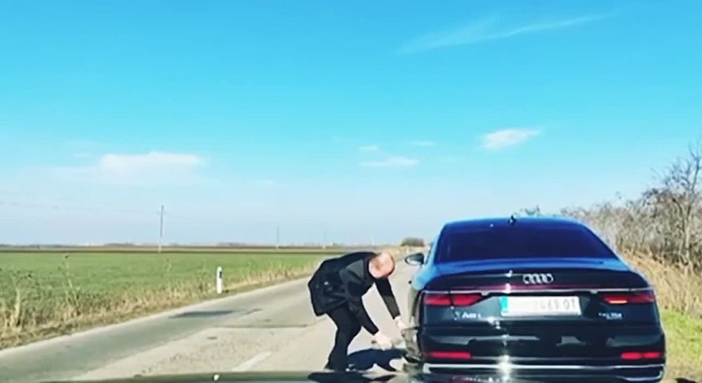 Колесо отвалилось прямо на ходу у автомобиля президента Сербии