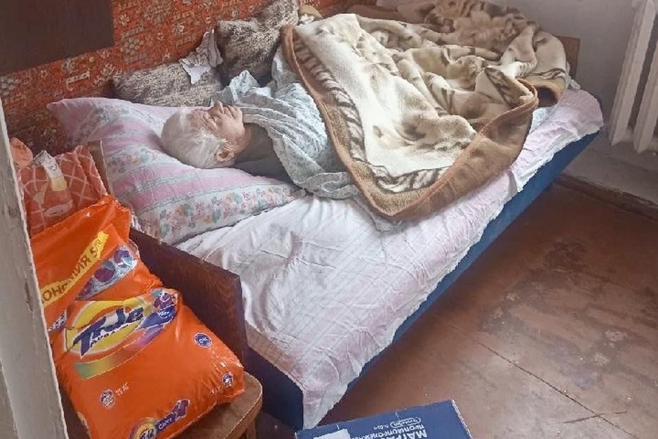 В Новой Каховке маломобильной пенсионерке передали ходунки и инвалидную коляску