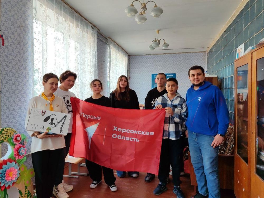 Первые в Лазурном!. Активисты Движения Первых Лазурненской школы Скадовского округа приняли участие в круглом столе, посвященном открытию первичного отделения! «Я желаю активного развития наших талантов как в школьной, так и...