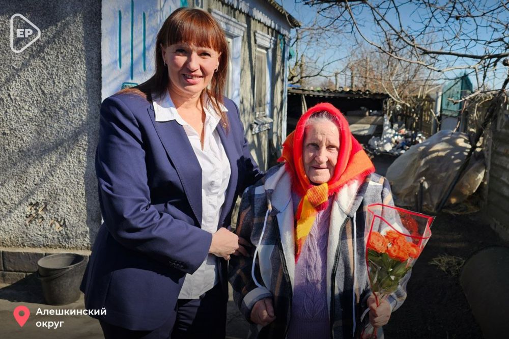 В Херсонской области "Единая Россия" поздравила женщин-ветеранов Великой Отечественной войны с 8 Марта