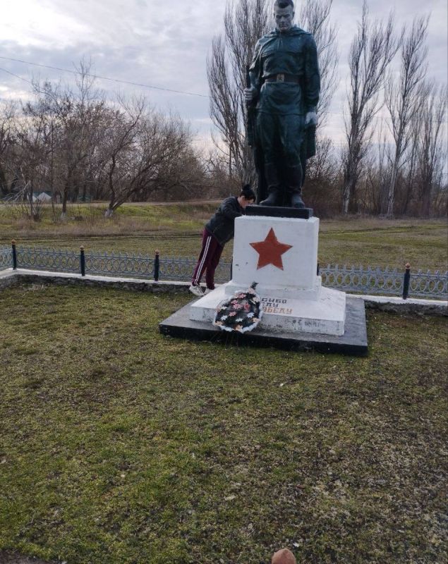 В селе Першопокровка Нижнесерогозского муниципального округа прошла уборка территории памятников, посвященных Великой Отечественной войне