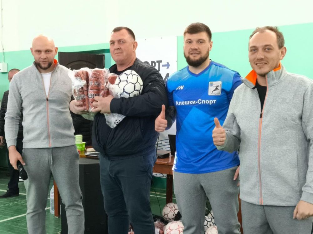 Администрация Алешкинского округа передала спортивный инвентарь общеобразовательным учреждениям