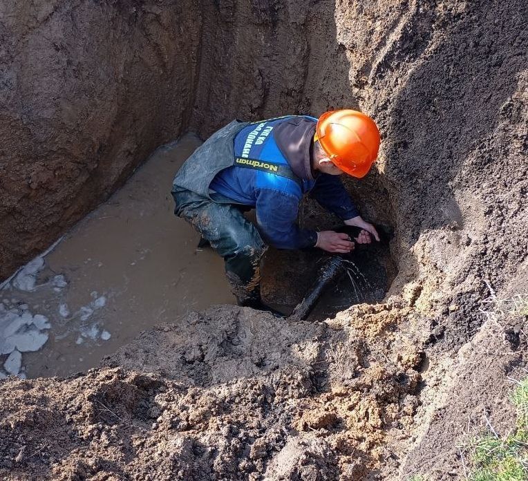 Специалисты Нижнесерогозского ТПУ продолжают работы по ликвидации порывов и обслуживанию водопроводной инфраструктуры