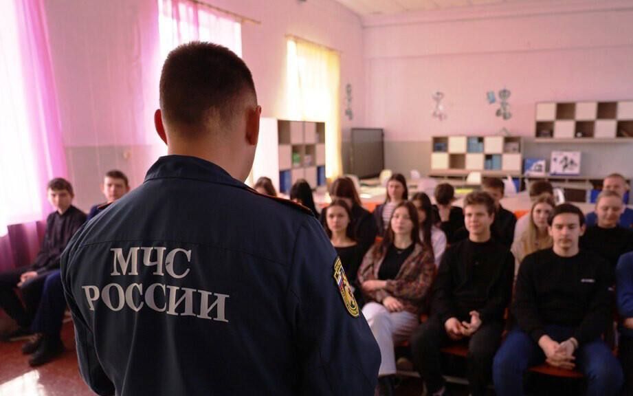 Спасатели МЧС провели для школьников Геническа лекцию о пожарной безопасности
