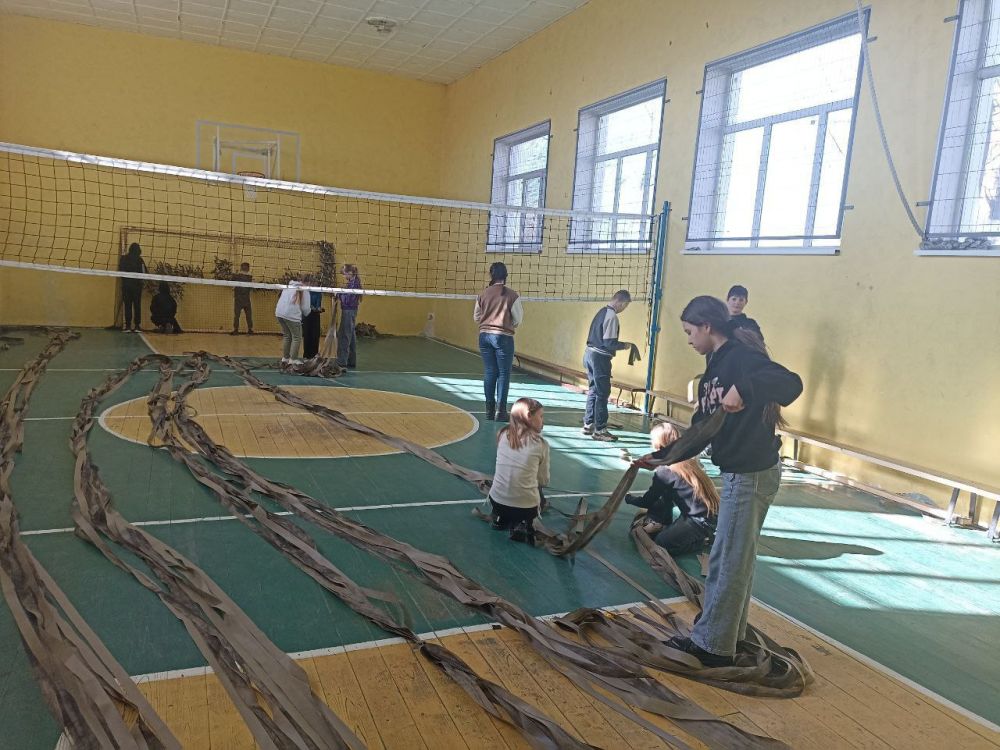 В Сокологорненской школе местные умельцы своими руками сплели маскировочные сети, чтобы помочь нашим ребятам, участвующим в спецоперации