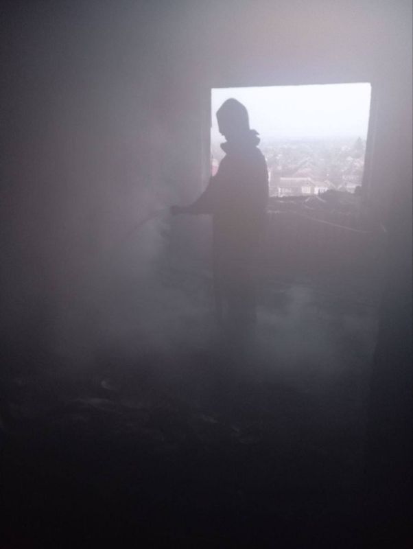 После налета украинского дрона в Таврийске загорелась квартира в многоэтажке