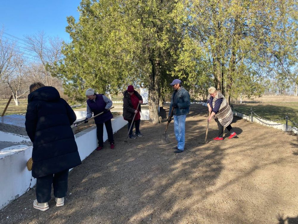 В Верхних Серогозах провели уборку на территории памятников Великой Отечественной войны