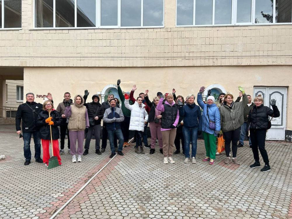 Сотрудники УФНС России по Херсонской области провели субботник, приуроченный 81-й годовщине освобождения Херсона и Берислава от оккупации