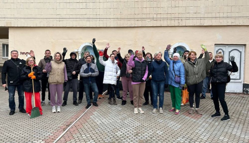 Сотрудники УФНС России по Херсонской области провели субботник, приуроченный к 81-й годовщине освобождения Херсона и Берислава от оккупации