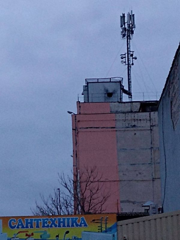 В результате сброса боеприпаса с БпЛА украинских боевиков повреждено сооружение на крыше здания "Берислав Хлебзавод" в Новой Каховке, сообщили в Новокаховской администрации