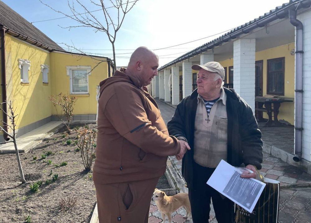 Начальник ТУ "Лазурное" поздравил с Днем рождения ветерана ВОВ