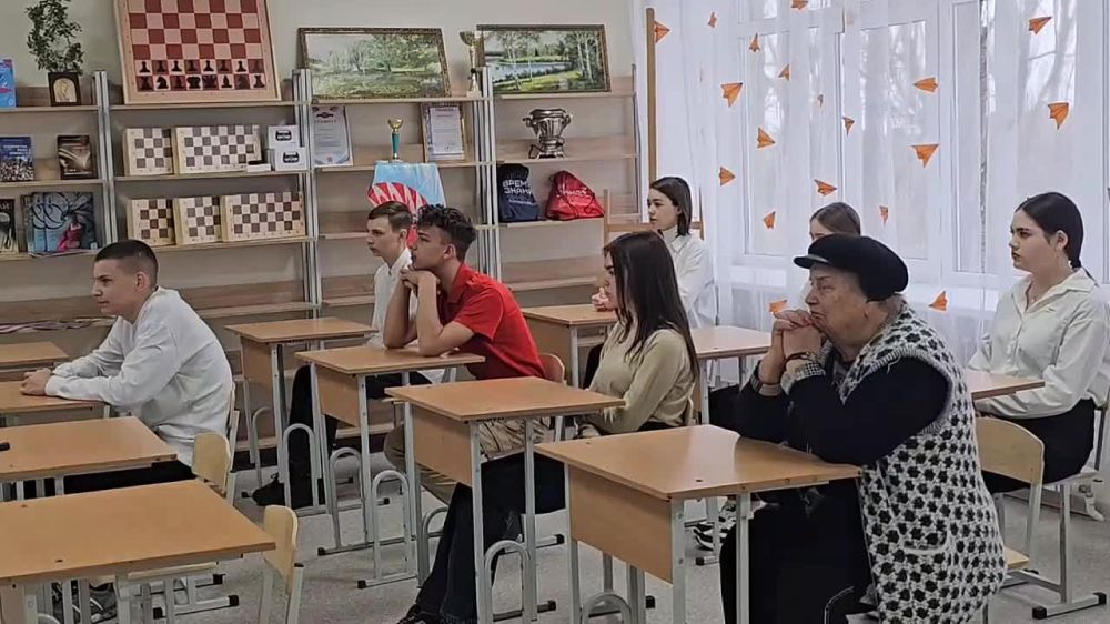 В Краснянской школе состоялись "Разговоры о важном", посвященные Дню воссоединения Крыма с Россией