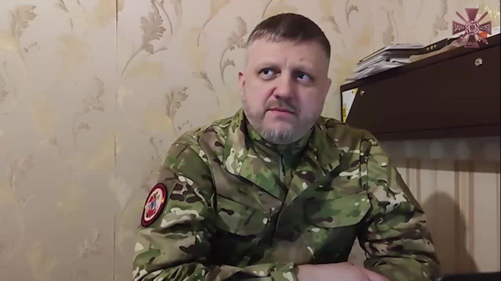 Первые. "АК": Алексей Карякин - позывной, вроде, и аббревиатура имени-фамилии, но первое, что приходит в голову - это наш любимый "калаш" - родной и надежный. Так и Алексей - в 2014-ом году одним из первых стал надежным...