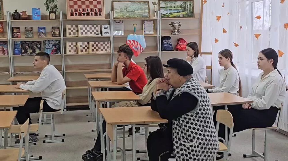 В Краснянской школе состоялись "Разговоры о важном", посвященные Дню воссоединения Крыма с Россией и юбилею детского центра "Артек"