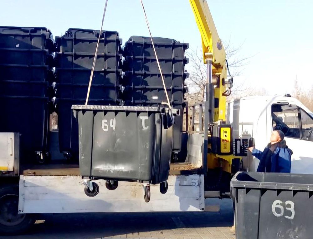 В Новокаховском городском округе расставляют новые контейнеры для ТКО
