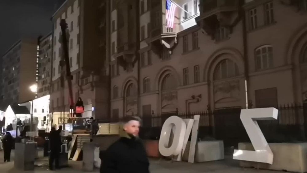 «Зачем перед американским посольством в Москве убирали стелу ZVO?» — Мария Захарова ответила на главный вопрос вечера: