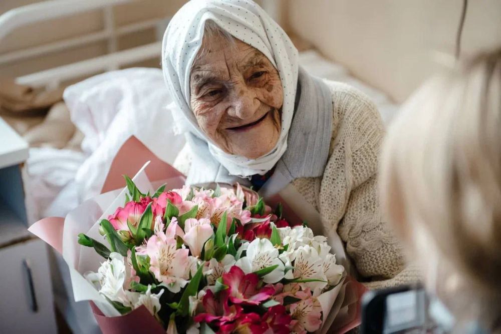 Александр Хинштейн навестил в больнице ветерана — Ольгу Михайловну Минченко