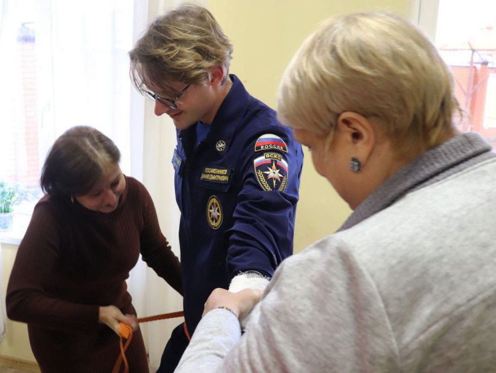 Представители Всероссийского студенческого корпуса спасателей провели лекцию о контузиях в Лазурном