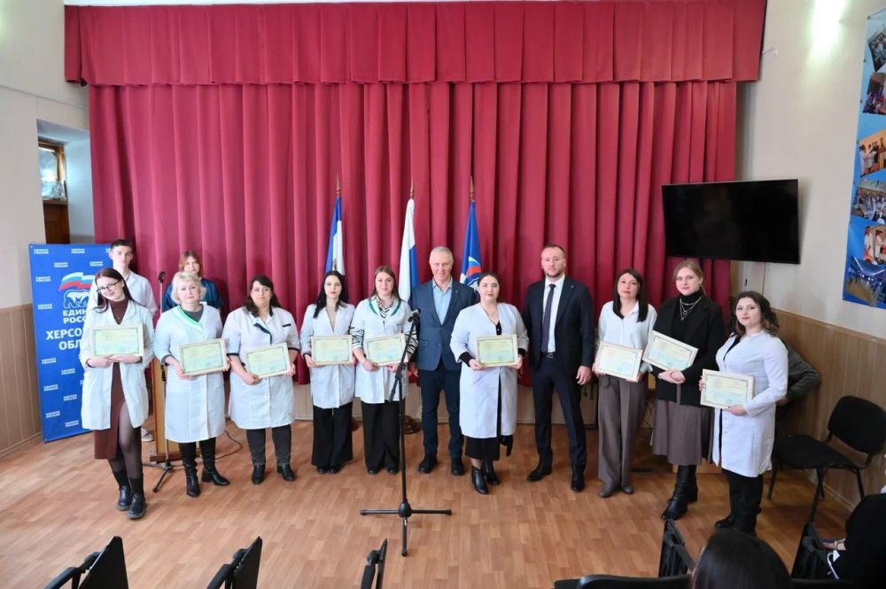 В Херсонской области вручили удостоверения первому выпуску из 9 инструкторов, прошедших обучение «Готов к санитарной обороне»