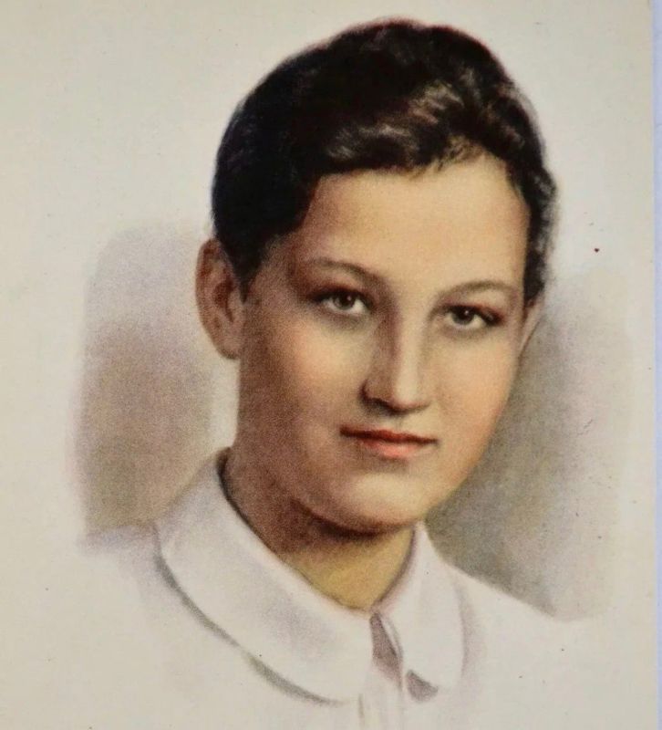 Зоя Анатольевна Космодемьянская (1923–1941 гг.) — юная комсомолка, партизанка, совершившая героический подвиг во время Великой Отечественной войны