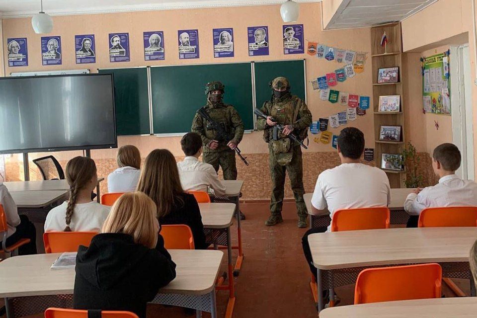 В школе села Таврия бойцы СВО провели урок мужества