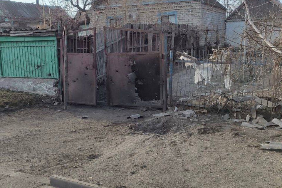 В результате обстрела ВСУ поселка Днепряны повреждены частные дома