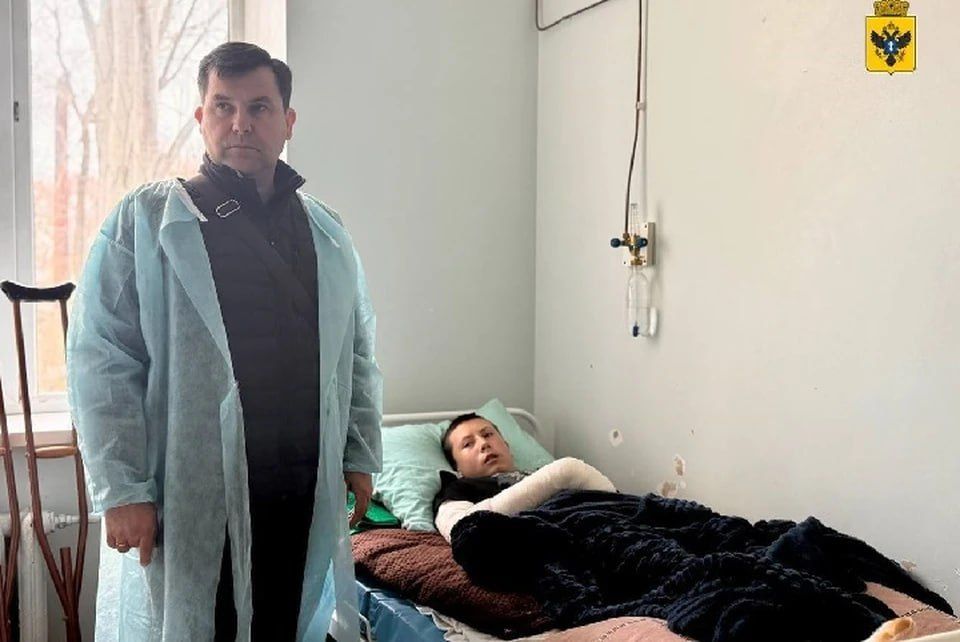 Подростка, пострадавшего от атаки дрона ВСУ, навестили власти Херсонской области