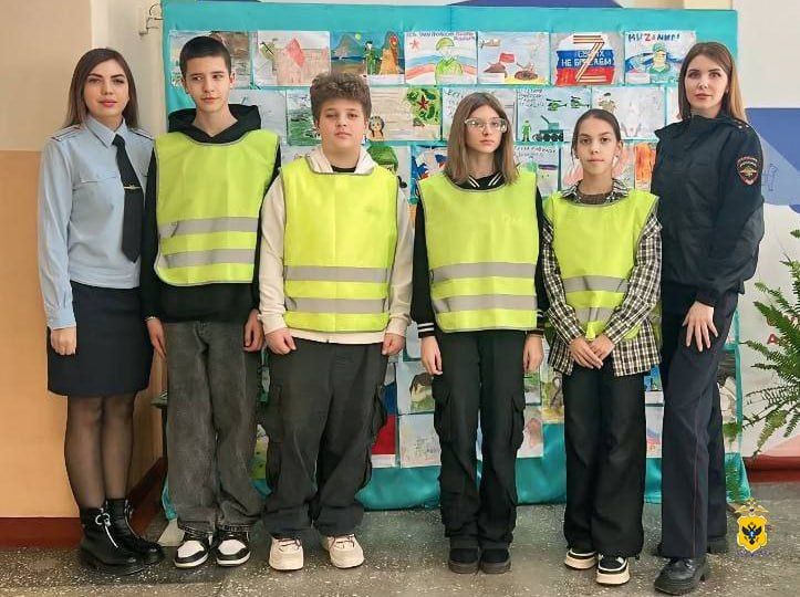 Госавтоинспекторы провели занятие в Генической школе №2