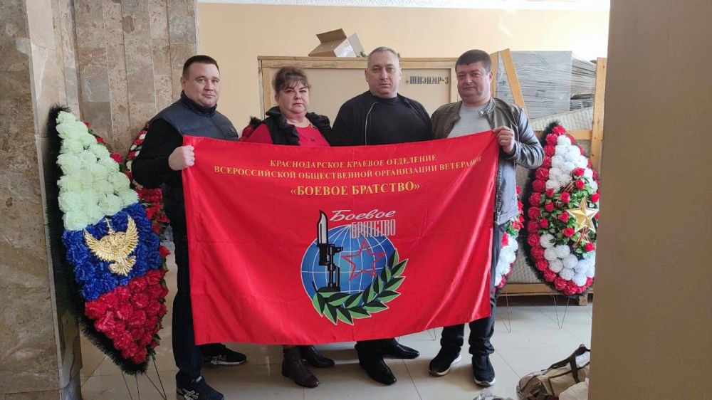 Гуманитарную помощь, включающую венки для возложения к памятникам ВОВ в честь 80-летия Победы, флаги РФ к 9 мая, планшеты, и другое, получили председатель Совета депутатов Голопристанского муниципального округа Геннадий...