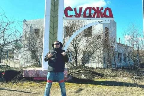 Полиция пытается привлечь блогера Акима Апачева к ответственности за граффити в Судже, но он скрывается, заявил врио губернатора Курской области Александр Хинштейн