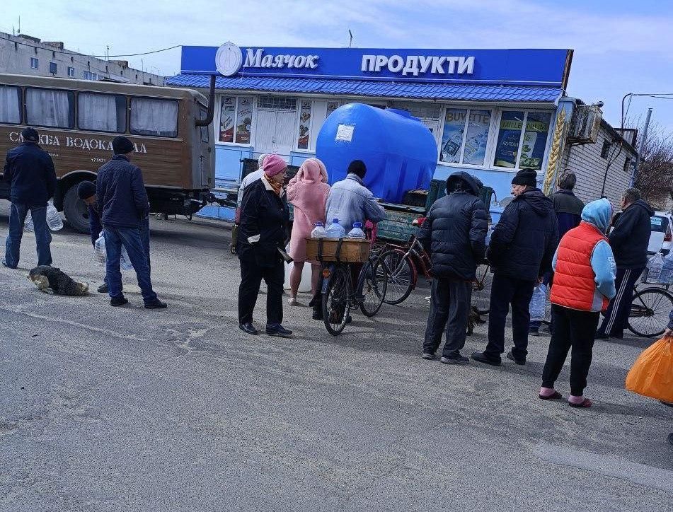 В Таврийске продолжается выдача питьевой воды жителям