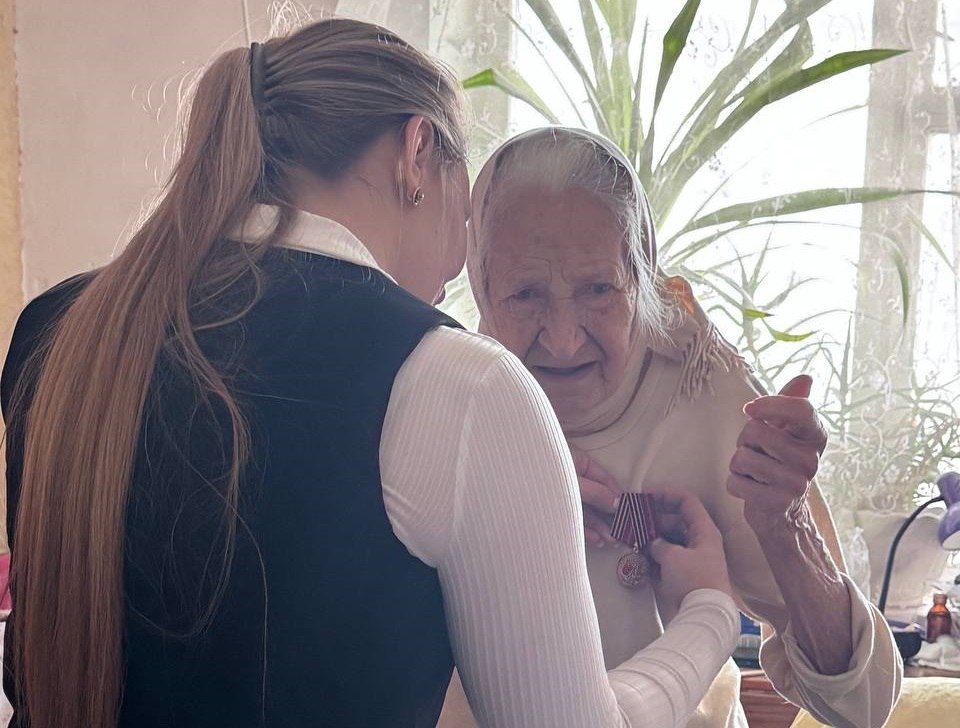 Юбилейные медали «80 лет Победы в Великой Отечественной войне» ветеранам в Херсонской области вручают главы округов и муниципальные депутаты