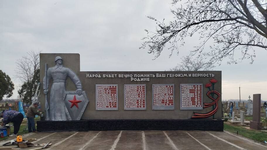 В селе Широкое к 80-летию Победы провели субботник на территории мемориальных памятников