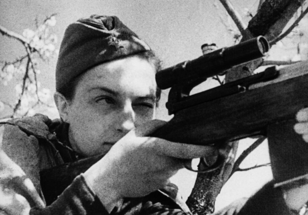 «Леди Смерть» – так прозвали Людмилу Павличенко, самую успешную женщину-снайпера в истории Второй Мировой, уничтожившую 309 солдат и офицеров противника