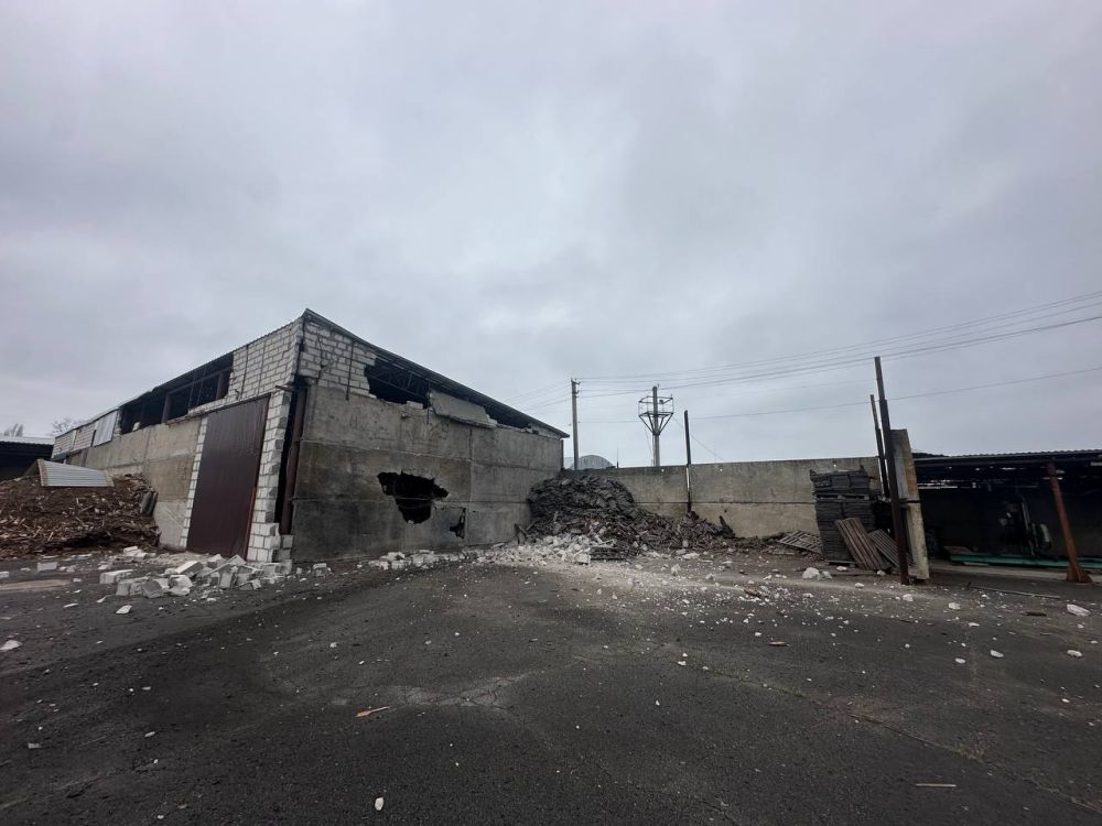 Обстрелом ВСУ повредило пять автомобилей и склады в Херсонской области