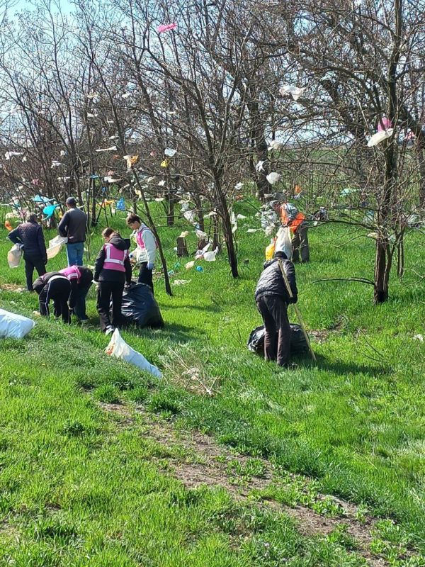 В Скадовске провели работы по очистке придорожной территории на въезде в город