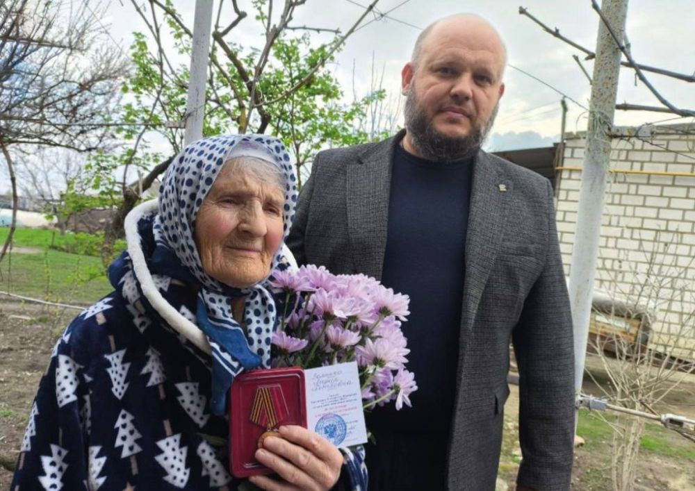 Глава Алешкинского округа наградил юбилейной медалью ветерана Великой Отечественной войны в честь 80-летия Победы