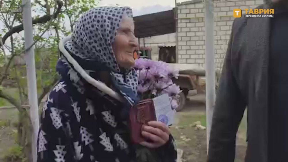 Глава Алешкинского округа Руслан Хоменко вручил юбилейную медаль ветерану Великой Отечественной войны