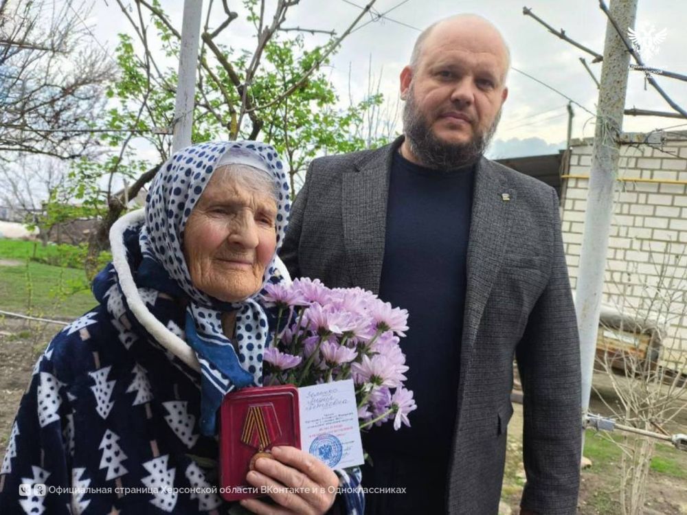 Глава Алешкинского округа наградил юбилейной медалью ветерана Великой Отечественной войны в честь 80-летия Победы