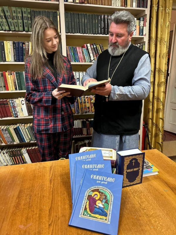 В праздник Благовещения Пресвятой Богородицы благочинный Алешкинского благочиния протоиерей Борис Орусский в очередной раз передал новую литературу для муниципальной библиотеки п. Новая Маячка Алешкинского МО