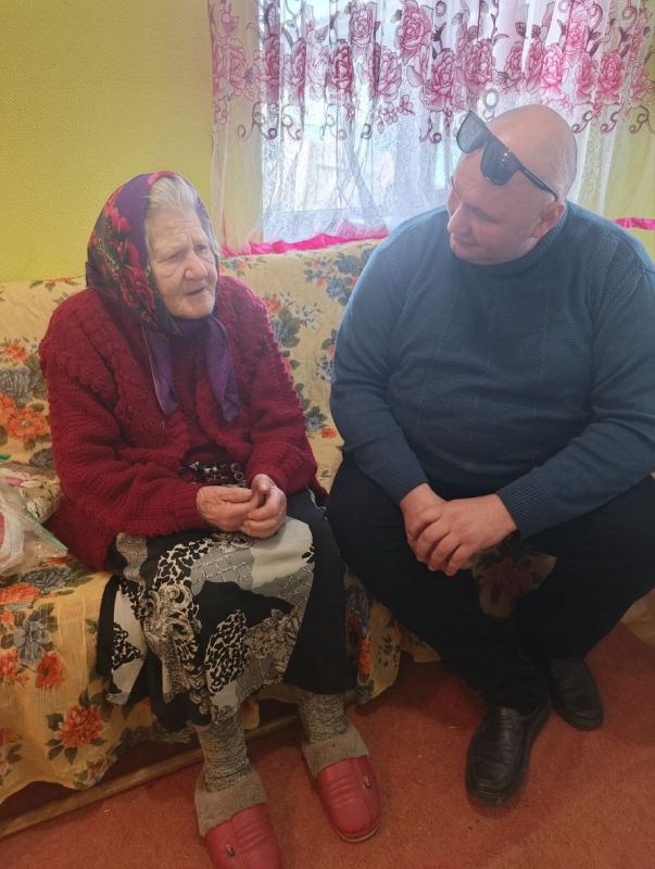 Начальник ТУ "Лазурное" поздравил с Днем рождения ветерана ВОВ с 95-летием