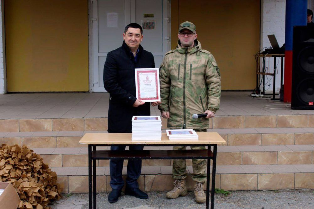 В Херсонской области росгвардейцы наградили студентов, изготовивших маскировочные сети для российских военнослужащих в зоне СВО