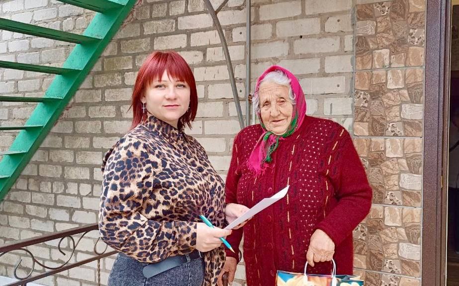 Прием граждан от Совета депутатов в селе Дудчино Каховского округа провела депутат партии «Единая Россия» Виктория Кузнецова