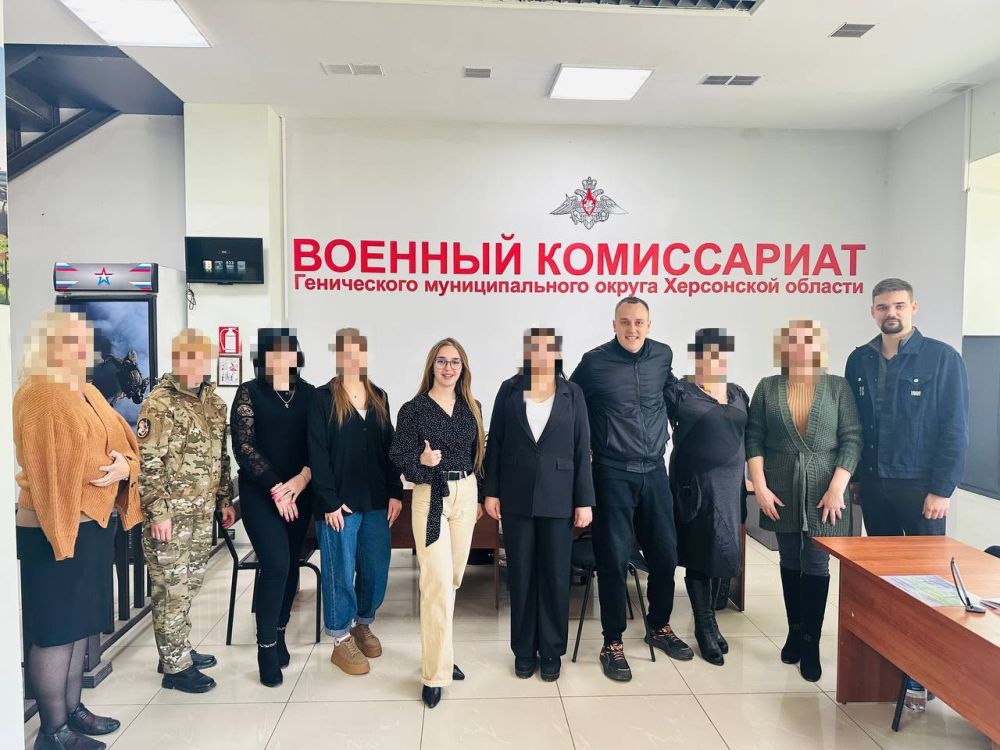 Алексей Пикуль и активисты ЛДПР поздравили сотрудников военного комиссариата Генического округа