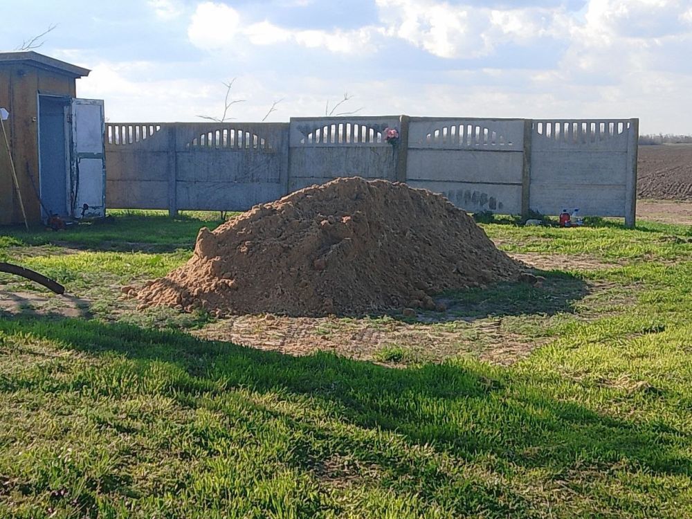 Благодарим фермеров пгт Лазурное и МБУ "Джарылгач" за совместно проделанную работу по организации и доставке песка на местное кладбище