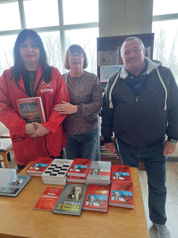 Секретарь по агитационной и пропагандисткой работе регионального отделения КПРФ Николай Юрчук и депутат Генического муниципального округа от фракции КПРФ Светлана Давыдова передали литературу в Геническую школу № 3