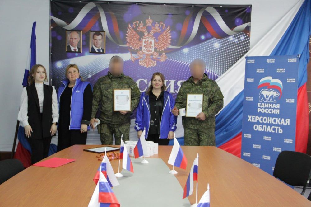 Сотрудников военного комиссариата поздравили в их профессиональный праздник в Чаплинском местном отделении «Единой России»